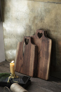 Tagliere quadrato in legno di acacia oliato con foro a cuore