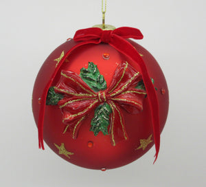 Sfera natalizia rossa con fiocco e rami di abete in rilievo e fiocchetto in velluto rosso